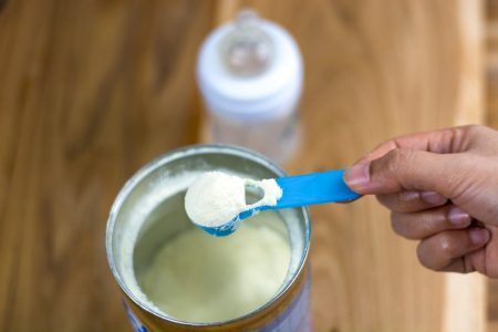 Crise das fórmulas infantis: os produtos de marcas como Danone e Nestlé que estão sendo recolhidos do mercado