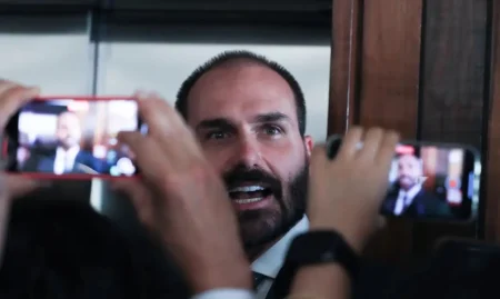 PF determina retorno imediato de Eduardo Bolsonaro a cargo de escrivão.