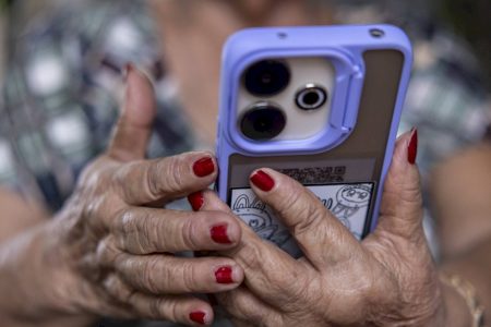 Folha estreia série Idosos Conectados sobre a relação da população mais velha com os smartphones