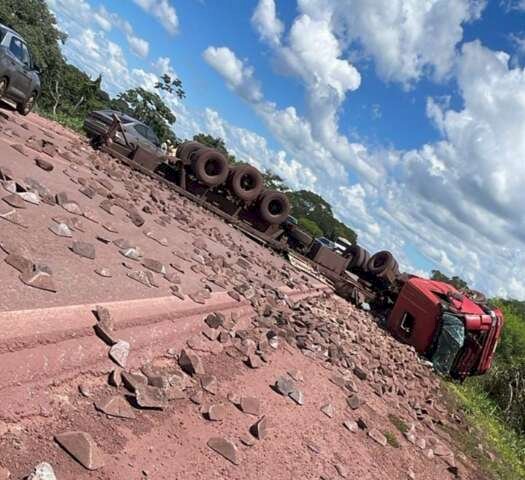 Carreta tomba, espalha minério em rodovia e causa congestionamento quilométrico