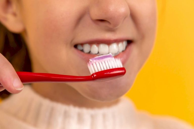 Por que escovar os dentes sem pressa faz diferença na prevenção da cárie