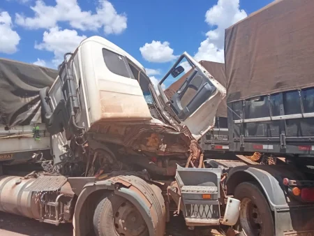 Acidente entre carretas deixa motorista preso às ferragens na BR-376, em Deodápolis.