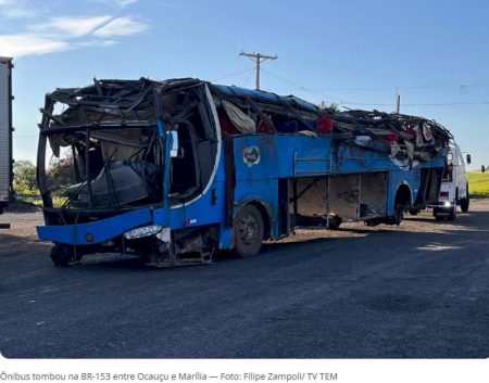 Ônibus com trabalhadores rurais tomba após pneu estourar e 6 pessoas morrem