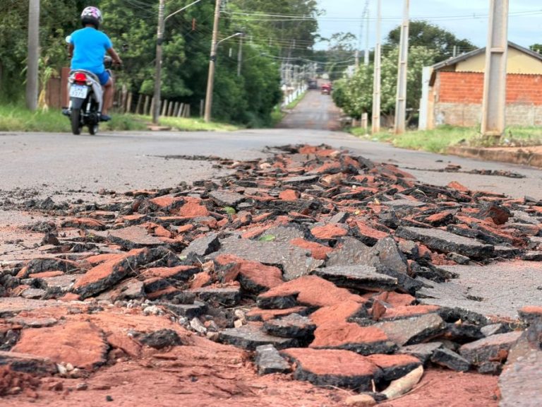 Chuva forte causa destruição, arranca asfalto e carrega carro em Nova Andradina.