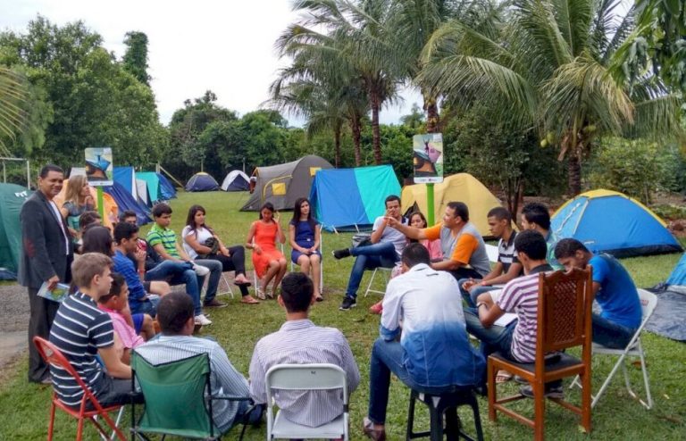 Igrejas realizam retiros espirituais e atraem quem deseja ficar longe do carnaval