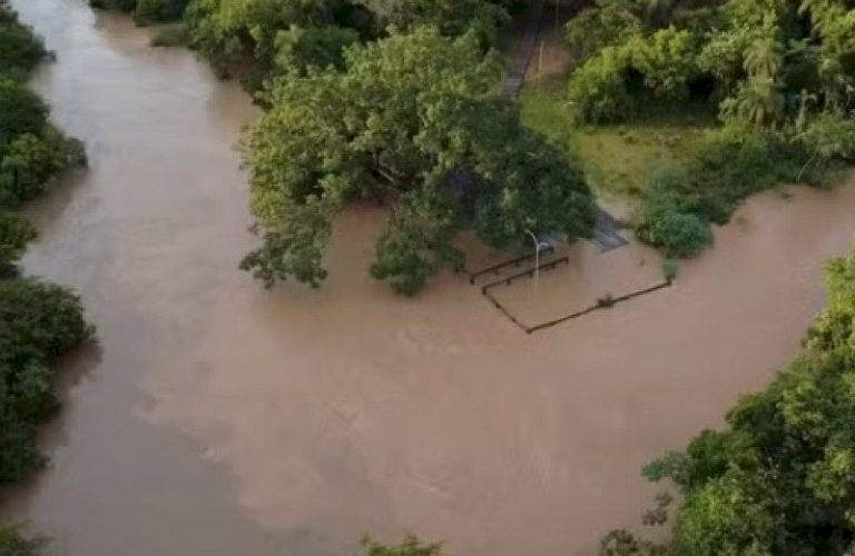 Tempestade deixa famílias isoladas, pontes destruídas e ruas alagadas em Corguinho