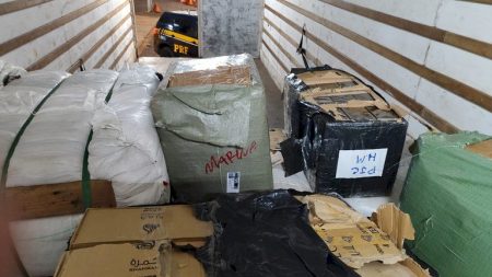 PRF apreende mercadorias estrangeiras em Água Clara