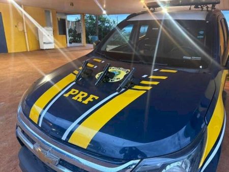 Mulher ligada ao Comando Vermelho é presa com pistolas amarradas ao corpo