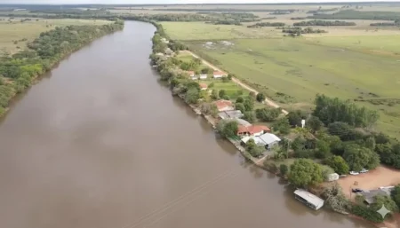 Justiça determina demolição de 15 ranchos irregulares às margens do Rio Ivinhema.