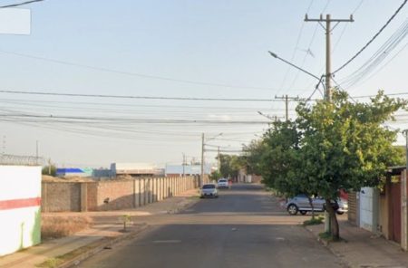 Auxiliar de marceneiro é socorrido inconsciente após ser esfaqueado