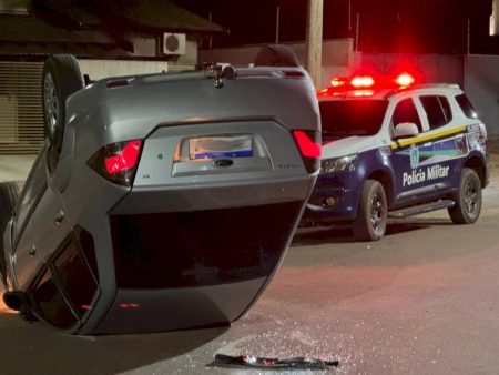 IVINHEMA: Acidente envolvendo três veículos deixa carro capotado no Bairro Itapoã