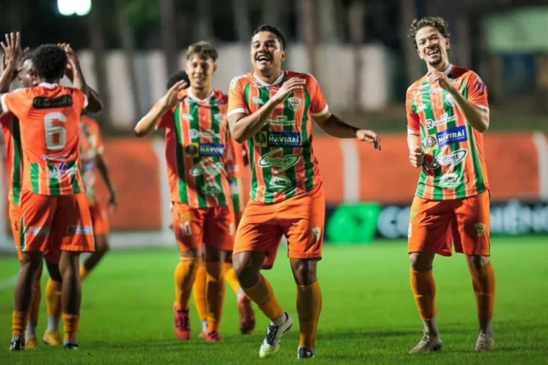 Sétima rodada tem quatro jogos neste domingo e CEN pode abrir vantagem na liderança.