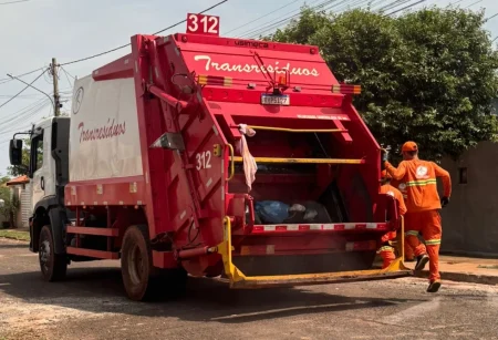 Projeto que cria piso salarial de garis avança e segue para o Senado.