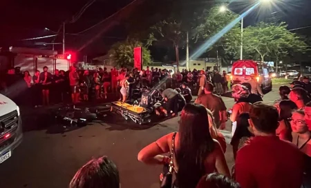 Jovem de 21 anos morre após colisão entre moto e carro em cruzamento de Dourados.