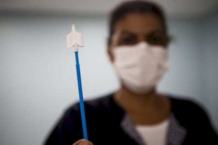 Câncer de colo do útero matou 20 mulheres por dia em 2025 no Brasil