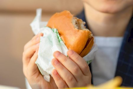 Fatores sociais afetam o consumo de alimentos ultraprocessados por crianças, diz Unicef