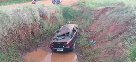 Motorista perde controle, capota veículo e cai em caixa de contenção em Angélica.