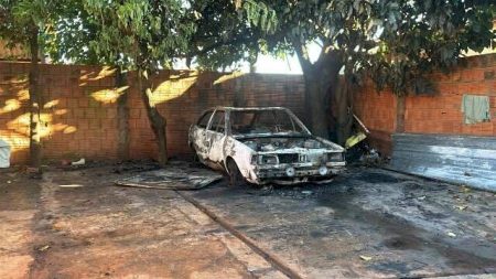 Rapaz que matou um e feriu três tem casa invadida e carro incendiado