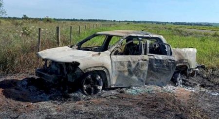 Corpo carbonizado é encontrado dentro de caminhonete incendiada na fronteira