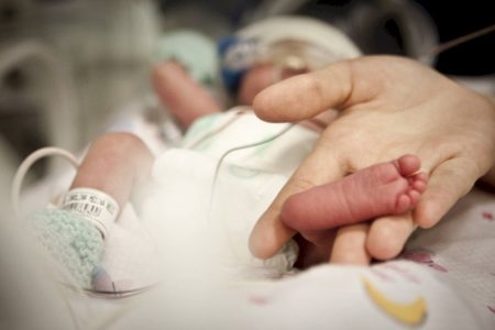 Menos antibiótico e mais leite materno reduzem infecção grave em bebês prematuros, diz estudo