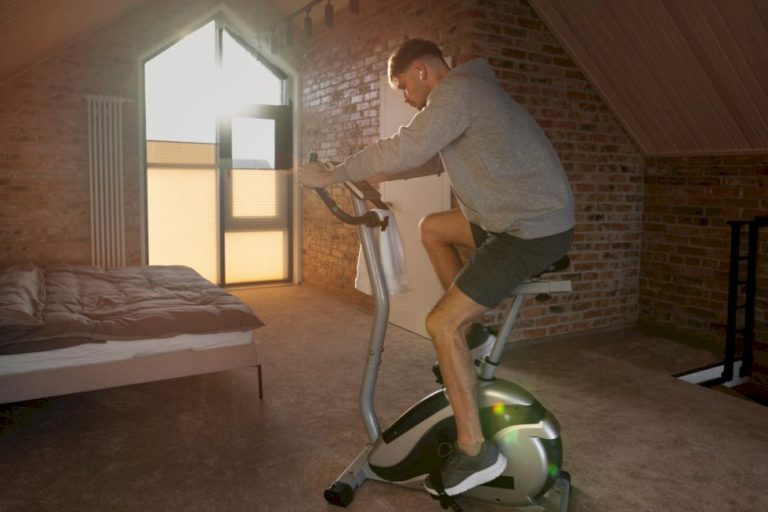 Pedalar 15 minutos já pode fazer o cérebro liberar substância que melhora desempenho e protege de doenças