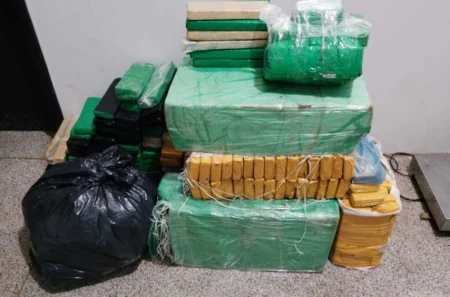 Casal é preso pela PRF com quase 300 kg de drogas em Dourados.
