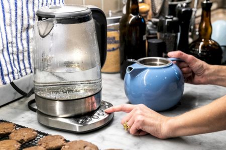 Tendência no TikTok, beber água quente pela manhã realmente funciona?