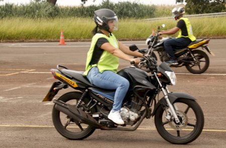 Mês da Mulher: Corpo de Bombeiros e Detran-MS lançam curso de pilotagem segura para mulheres