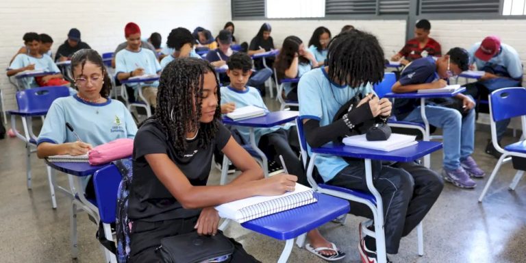 Pagamento da 1ª parcela do programa Pé-de-Meia começa nesta segunda