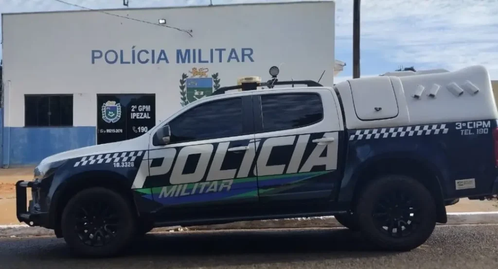 Na madrugada deste sábado (21), a Polícia Militar, através da equipe de radiopatrulha, atendeu uma ocorrência de vias de fato na Rua Santa Catarina, no Bairro Horto Florestal, em Nova Andradina. Durante patrulhamento nas proximidades de uma praça, os policiais visualizaram três pessoas envolvidas em uma briga em via pública. Ao notarem a aproximação da viatura, dois participantes deixaram o local, permanecendo apenas um homem de 35 anos, que passou a proferir ofensas contra a equipe policial. Ao ser abordado, ele se recusou a fornecer dados para identificação e apresentou resistência à ação policial, sendo contido e conduzido à Delegacia de Polícia Civil. Mesmo na unidade policial, continuou a adotar comportamento agressivo, com ofensas e ameaças direcionadas aos militares. Após a confirmação de sua identidade, o homem foi apresentado ao agente de plantão, para as providências legais cabíveis. A ocorrência foi registrada pelos crimes de vias de fato, resistência, desobediência, desacato, recusa de dados sobre a própria identidade e ameaça.