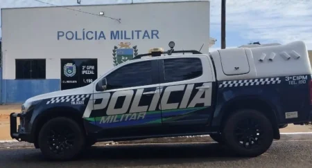 Na madrugada deste sábado (21), a Polícia Militar, através da equipe de radiopatrulha, atendeu uma ocorrência de vias de fato na Rua Santa Catarina, no Bairro Horto Florestal, em Nova Andradina. Durante patrulhamento nas proximidades de uma praça, os policiais visualizaram três pessoas envolvidas em uma briga em via pública. Ao notarem a aproximação da viatura, dois participantes deixaram o local, permanecendo apenas um homem de 35 anos, que passou a proferir ofensas contra a equipe policial. Ao ser abordado, ele se recusou a fornecer dados para identificação e apresentou resistência à ação policial, sendo contido e conduzido à Delegacia de Polícia Civil. Mesmo na unidade policial, continuou a adotar comportamento agressivo, com ofensas e ameaças direcionadas aos militares. Após a confirmação de sua identidade, o homem foi apresentado ao agente de plantão, para as providências legais cabíveis. A ocorrência foi registrada pelos crimes de vias de fato, resistência, desobediência, desacato, recusa de dados sobre a própria identidade e ameaça.