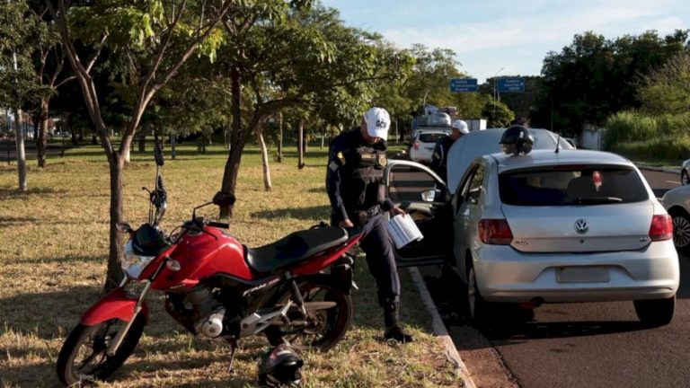 Traída, mulher atropela casal em motocicleta e esfaqueia vítima em MS