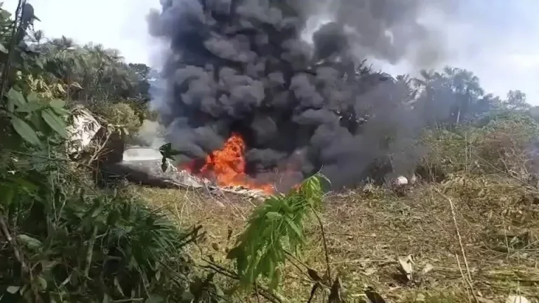 Número de mortos em acidente aéreo na Colômbia chega a 66 e levanta debate sobre segurança militar.