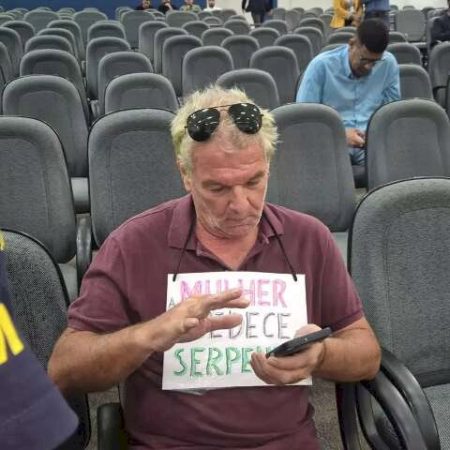 Manifestante com cartaz “Mulher obedece a serpente” é retirado da Câmara