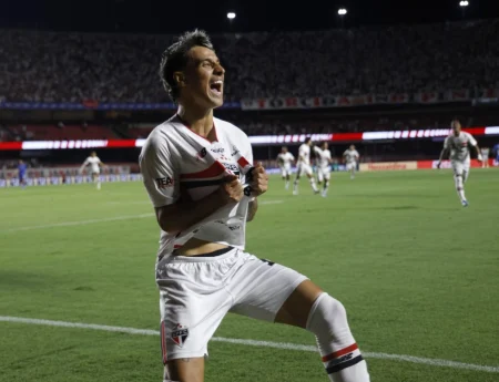 Ferreira brilha, faz três gols e São Paulo goleia o Cruzeiro no MorumBIS.