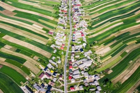 Cidade com 6 mil moradores em uma única rua de 9 km viraliza e revela modelo agrícola surpreendente