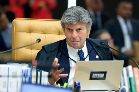 Fux revê votos e defende absolvição de réus do 8 de Janeiro.