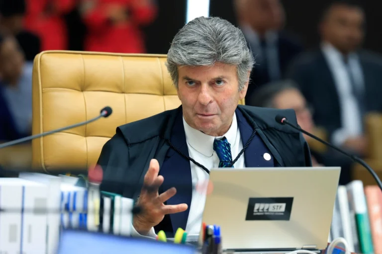 Fux revê votos e defende absolvição de réus do 8 de Janeiro.