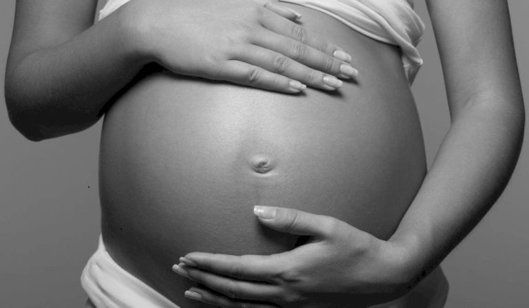 Mãe perde bebê após parto sem assistência e receberá R$ 100 mil