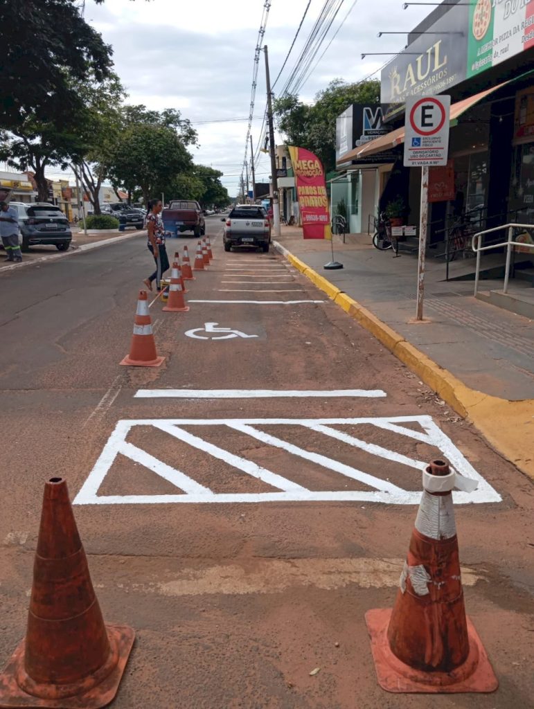 Prefeito Germino Roz atende pedido da ACEB e anuncia demarcação de estacionamentos para motos em Batayporã