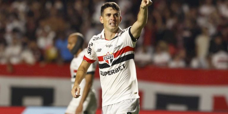 Meio-campista Oscar se aposenta aos 34 anos com problemas cardíacos