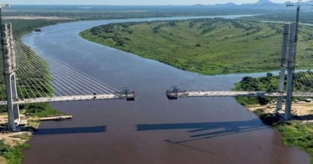 Ponte internacional da Rota Bioceânica está a 46 metros da conclusão da estrutura central