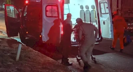 Mulher vítima de esfaqueamento é socorrida pelo Corpo de Bombeiros Militar em Ivinhema