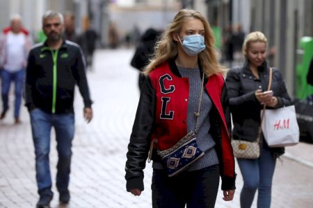Variante BA.3.2 da Covid oferece baixo risco, mas vigilância deve continuar, dizem especialistas