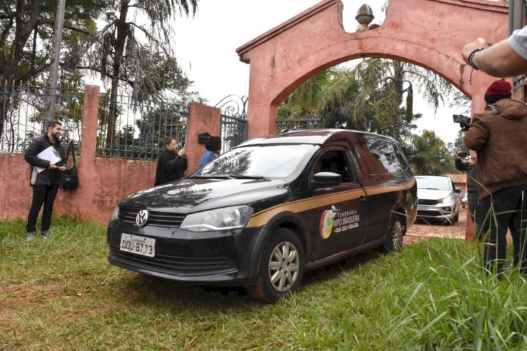Médico que encontrou esposa morta foi autuado por posse irregular de arma e fraude processual