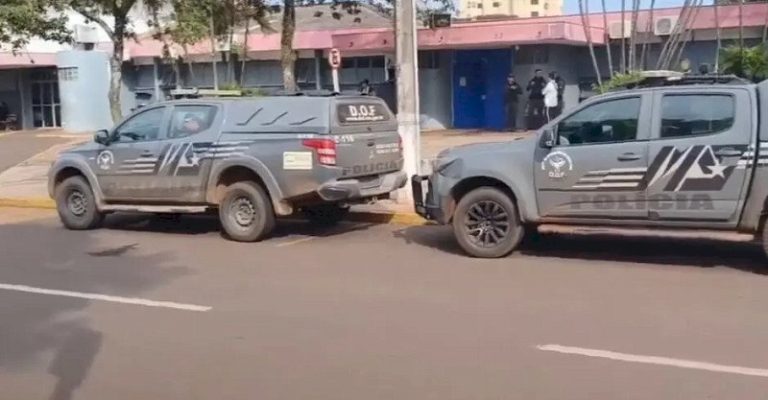 Viatura do DOF se envolve em acidente e policiais são levados ao hospital