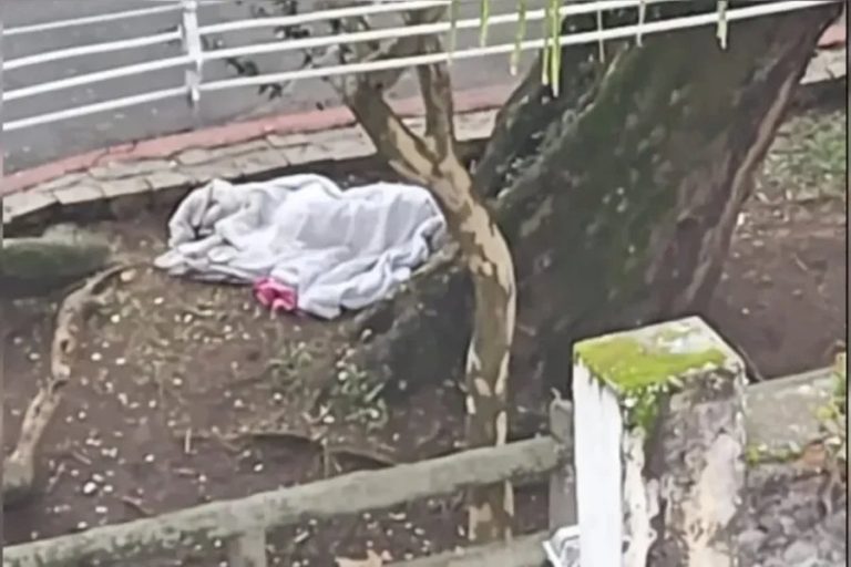 Mulher é localizada dormindo na rua após ser confundida com cadáver