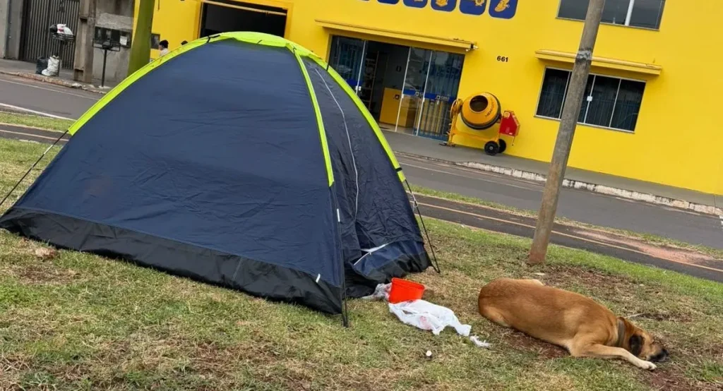 Barraca armada em avenida movimentada chama atenção em Nova Andradina