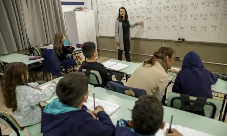 Senado aprova MP que estabelece piso de R$ 5.130 para professores.