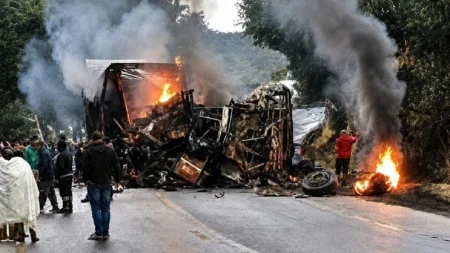 Acidente entre ônibus e carreta deixa ao menos oito mortos em rodovia de MG.